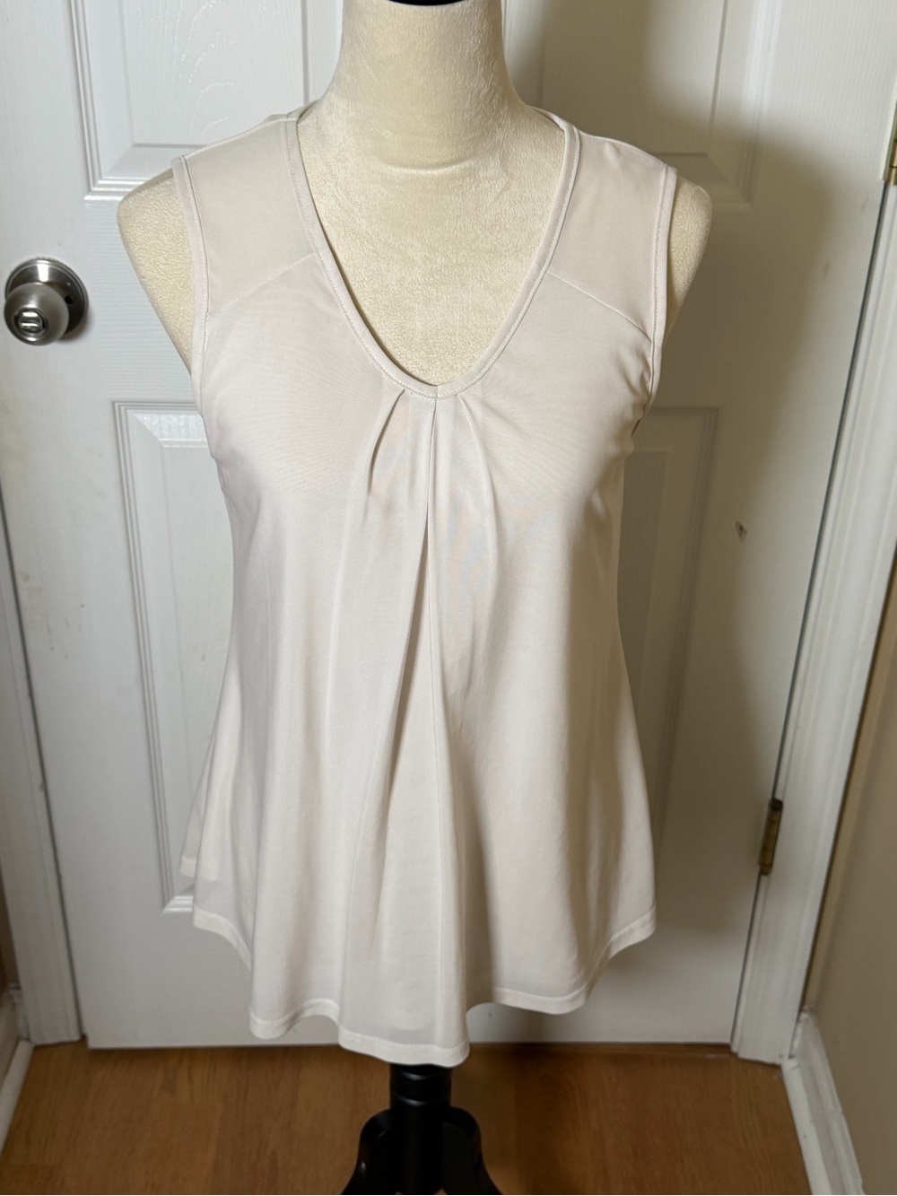 Sleeveless V-Neck Chiffon Double Layered Pleated Tank Top - White M